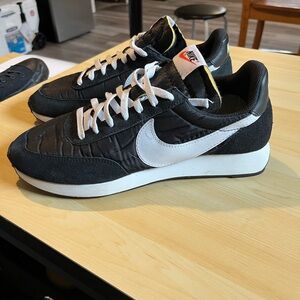 Nike Men's Black and White Sneakers